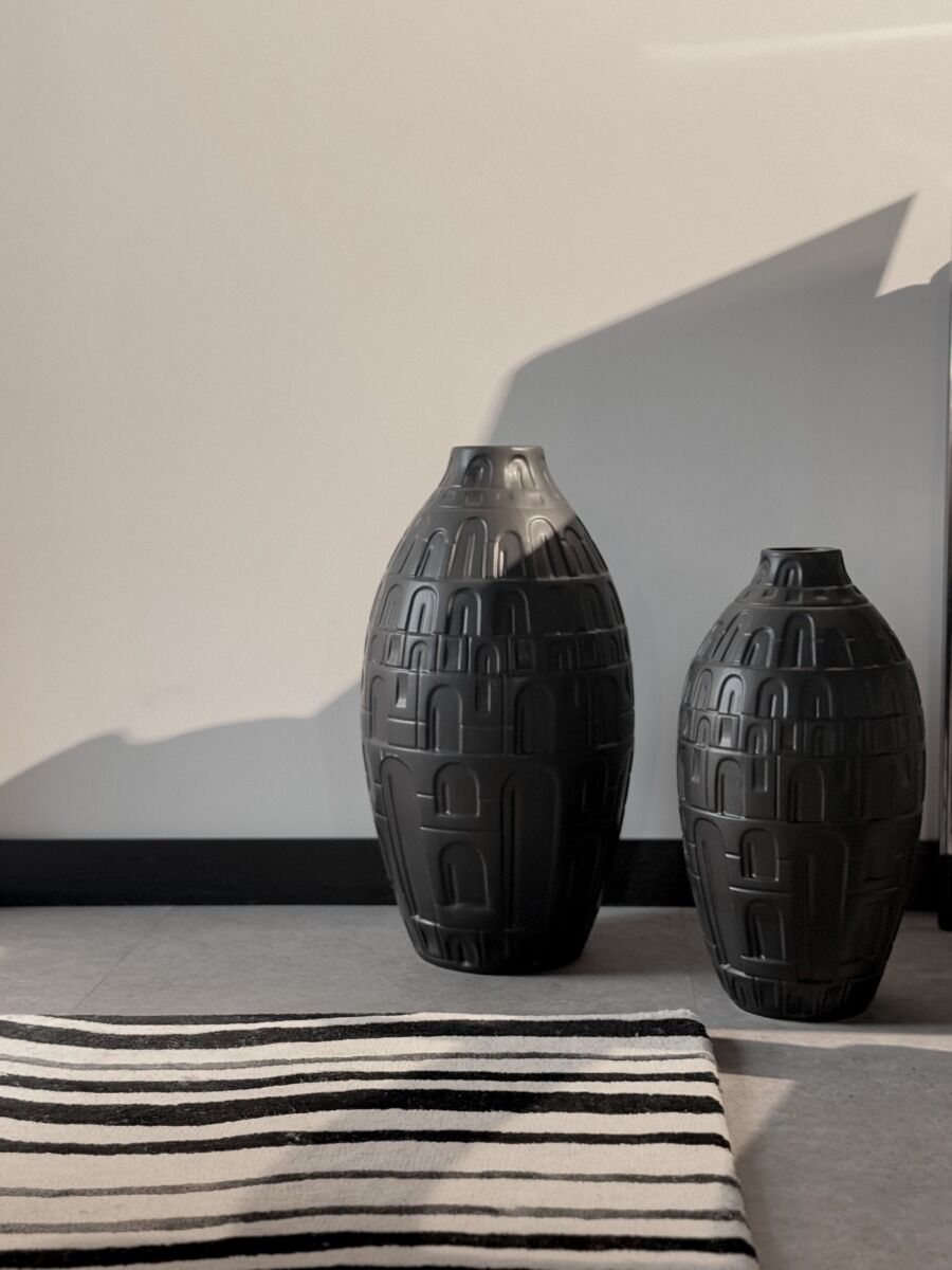 Wazon Astoria Black w aranżacji nowoczesnego wnętrza