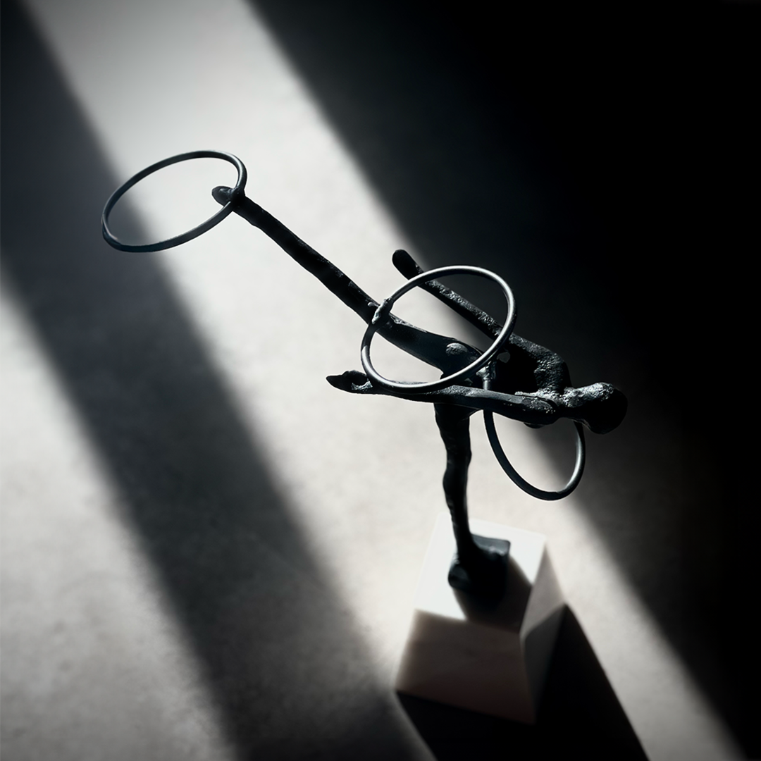 Metalowa figura dekoracyjna Impresso na marmurowej podstawie