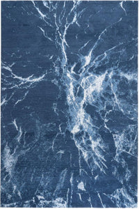 Nowoczesny dywan Atlantic Blue z abstrakcyjnym, marmurkowym wzorem w odcieniach granatu i bieli, łatwoczyszczący i antypoślizgowy.