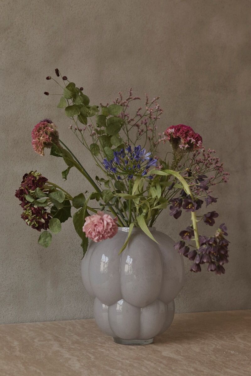 wazon Uva Dove aranżacja na stole z kwiatami