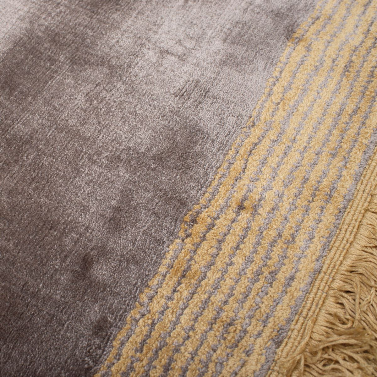 Horizon beige fringe hand-woven rug