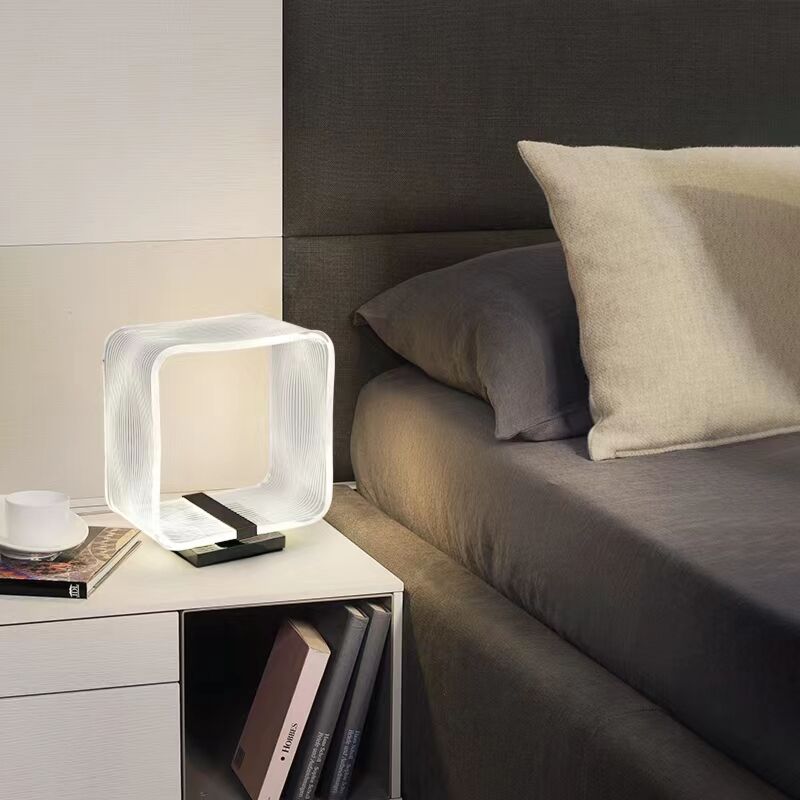 Lampa stołowa LED w kształcie kwadratu z przeźroczystym szkłem