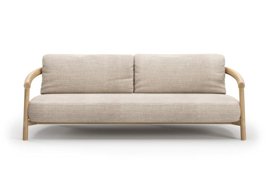 Elegancka sofa ogrodowa Lyora z prostym drewnianym stelażem i jasną tapicerką