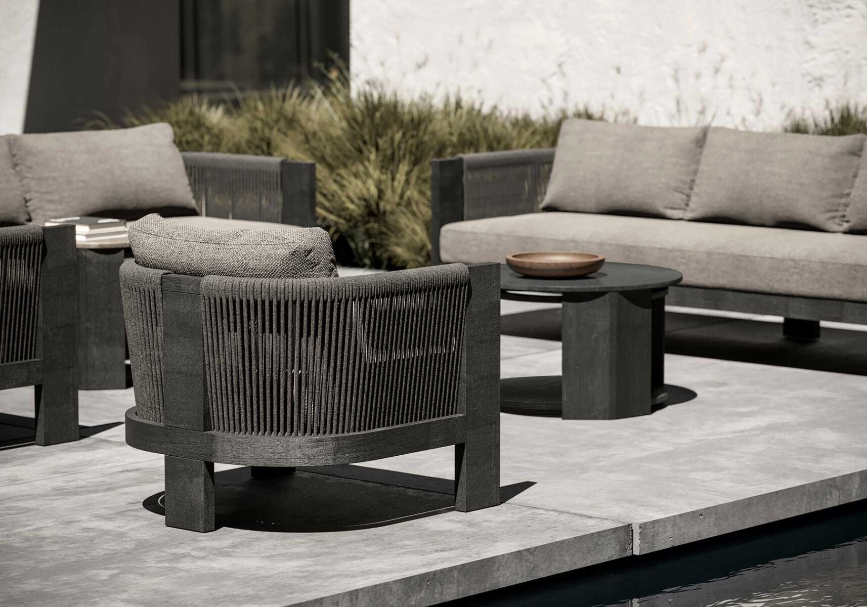 Minimalistyczna aranżacja na tarasie z sofą Ralph-Noche