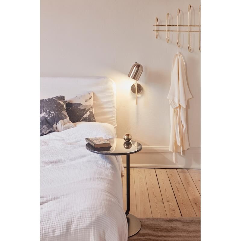 Stolik Castellum Black jako stolik nocny w sypialni