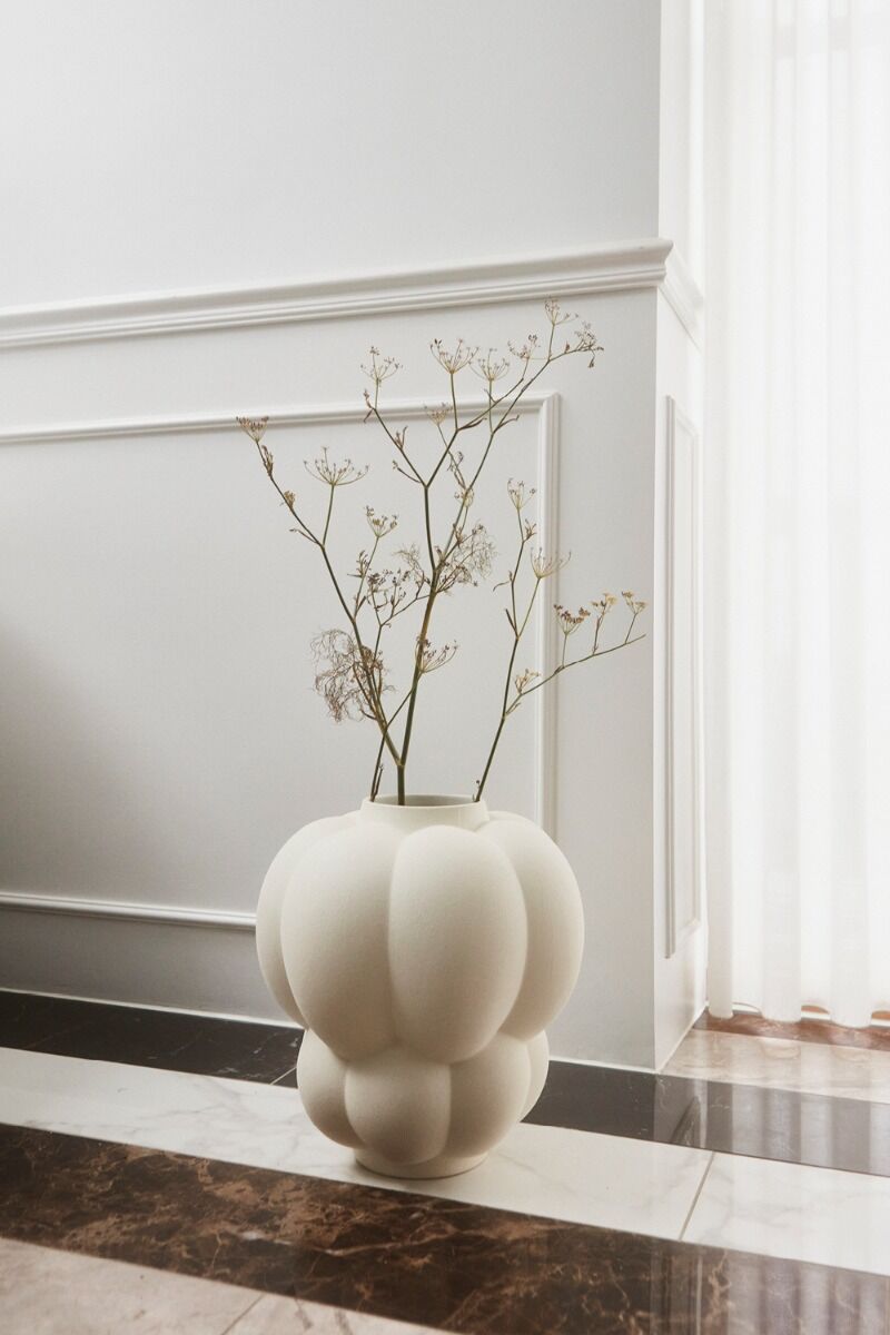 Wazon ceramiczny Uva Ivory II w przestronnej aranżacji.