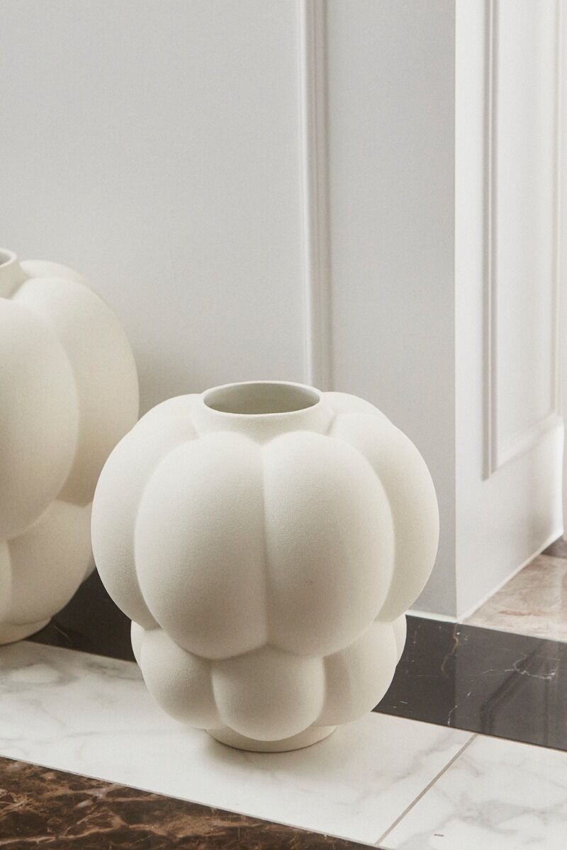 Detal wazonu Uva Ivory II – zbliżenie na powierzchnię.