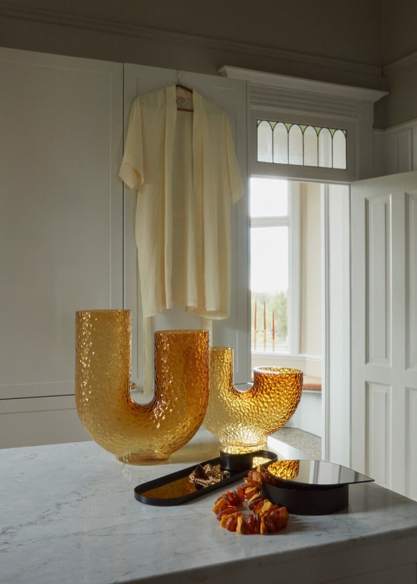 Wazon Arura High Amber na marmurowym blacie w eleganckiej kuchni.