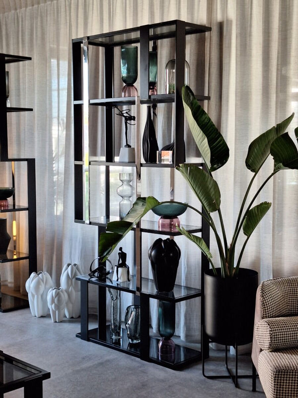 Regał Livia z otwartymi półkami, nowoczesny design, dostępny w czarnym kolorze