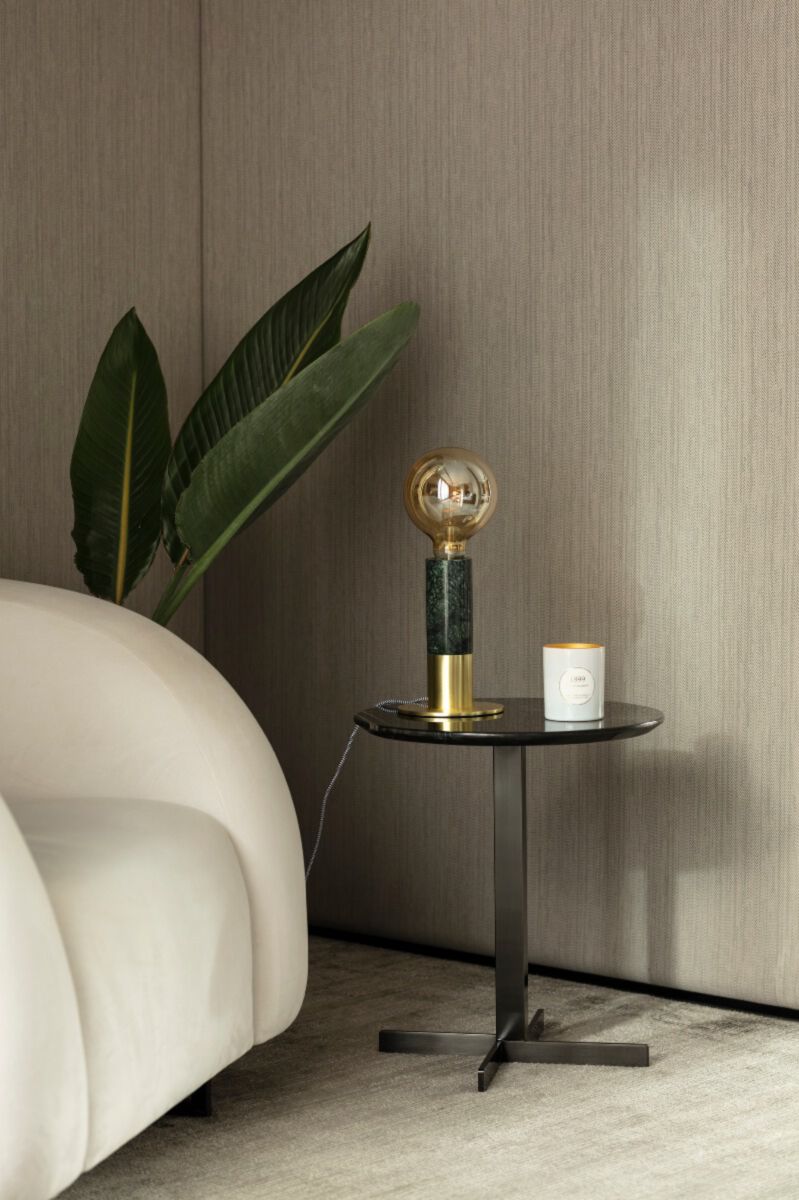 Metis desk lamp