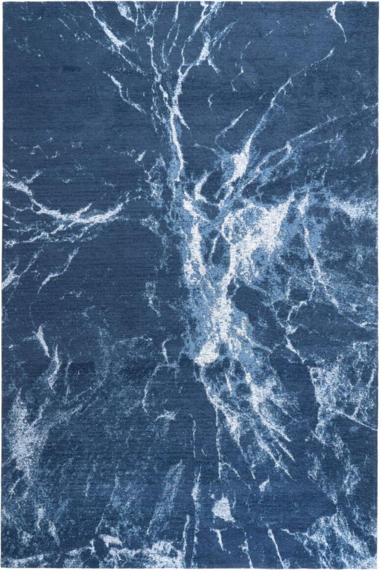 Nowoczesny dywan Atlantic Blue z abstrakcyjnym, marmurkowym wzorem w odcieniach granatu i bieli, łatwoczyszczący i antypoślizgowy.