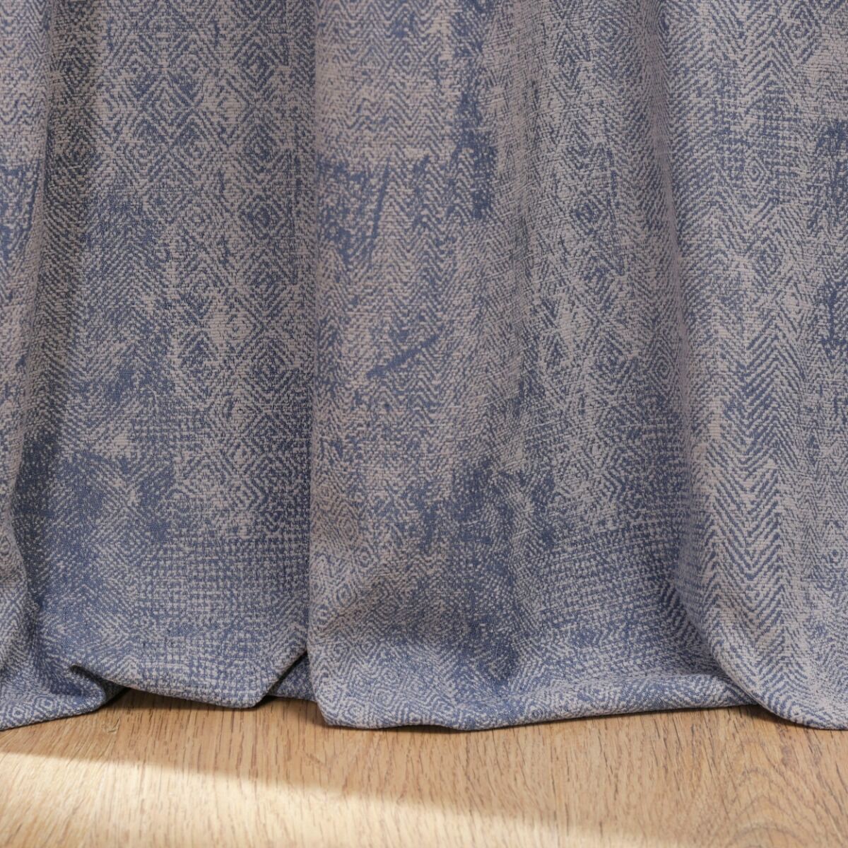 Curtain on a 270cm tape with a pattern referring to the vintage style