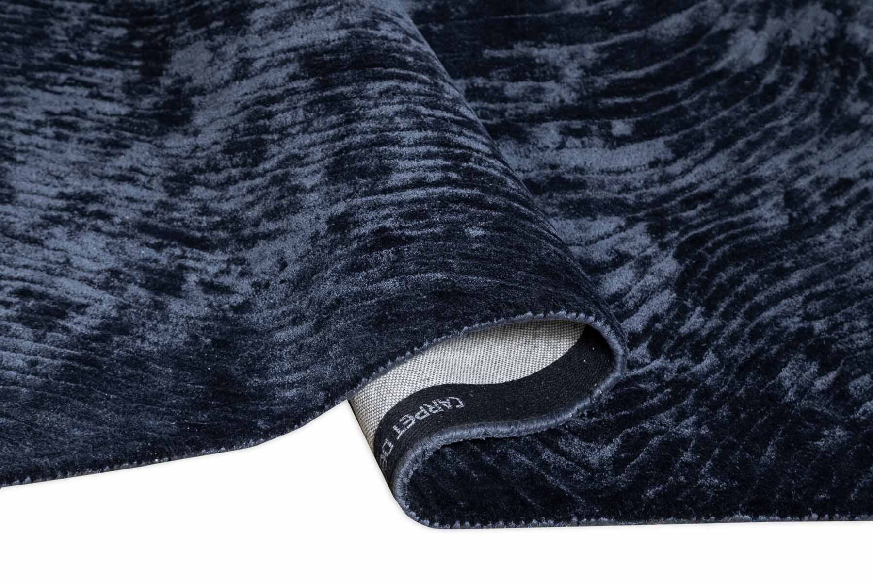 Hand-woven navy blue Zień Canyon rug