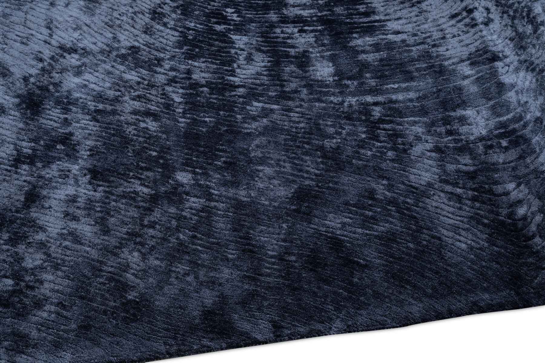 Hand-woven navy blue Zień Canyon rug