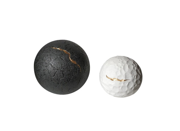 Dekoracja czarna ceramiczna kula z popękaną fakturą i złotym detalem