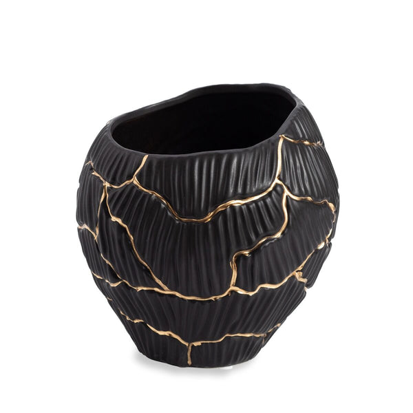 Dekoracyjny wazon Mona w kolorze czarnym, z nieregularnym złotym wzorem, na białym tle