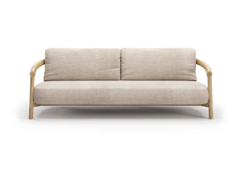 Elegancka sofa ogrodowa Lyora z prostym drewnianym stelażem i jasną tapicerką