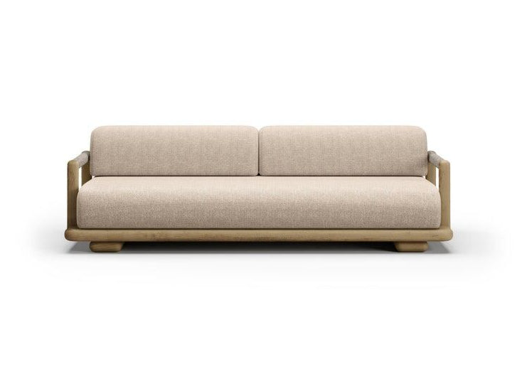 Elegancka sofa ogrodowa Lyora z prostym drewnianym stelażem i jasną tapicerką