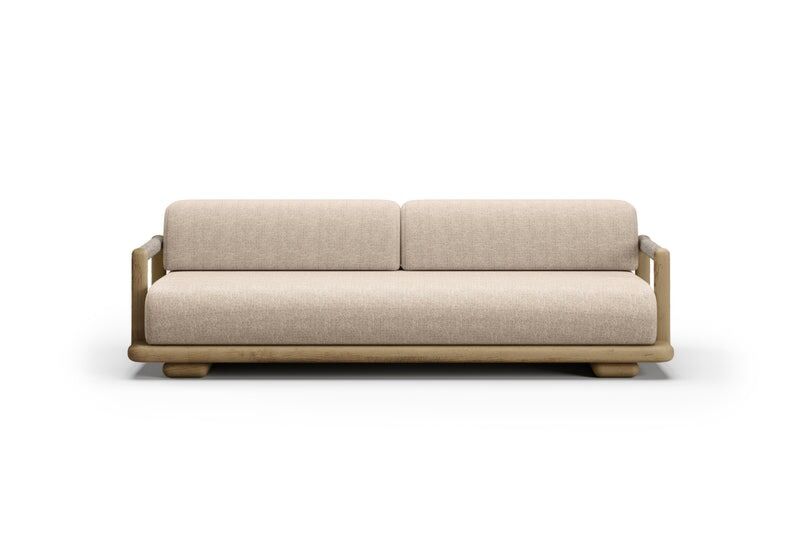 Elegancka sofa ogrodowa Lyora z prostym drewnianym stelażem i jasną tapicerką