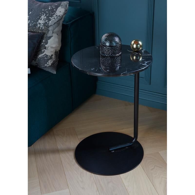 Stolik Castellum Black z dekoracjami w salonie
