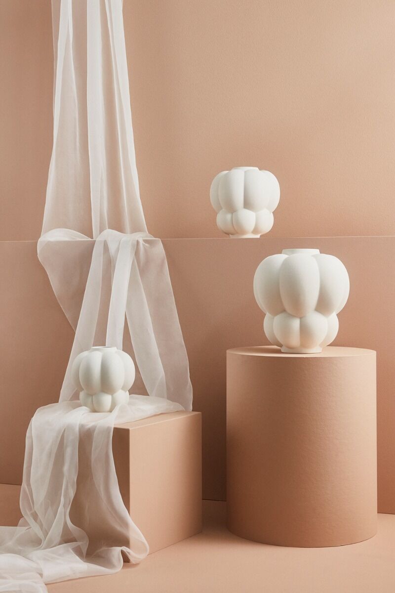 Wazon ceramiczny Uva Ivory I w eleganckiej aranżacji.