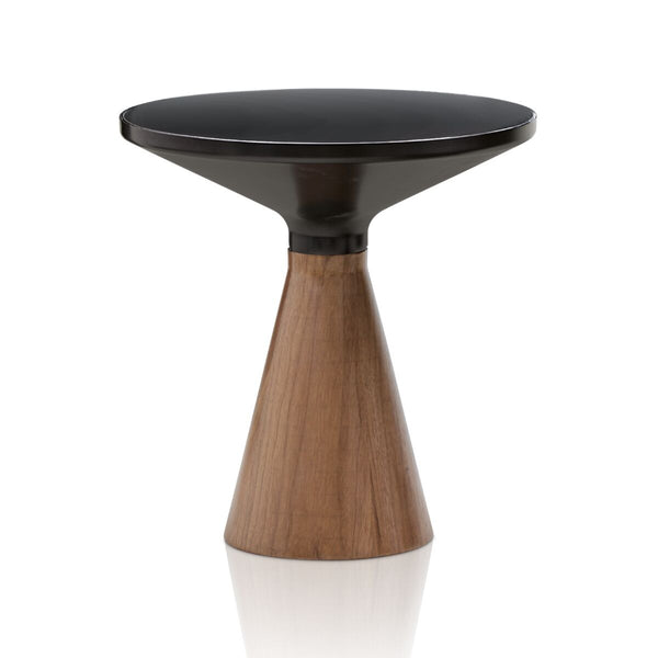 Stolik kawowy ze szklanym blatem, wykonany z metalu