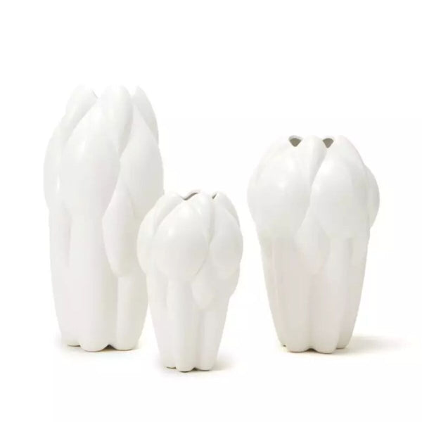 Trzy wazony Estilo White w różnych rozmiarach.