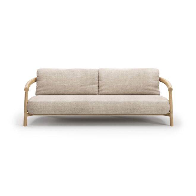 Elegancka sofa ogrodowa Lyora z prostym drewnianym stelażem i jasną tapicerką