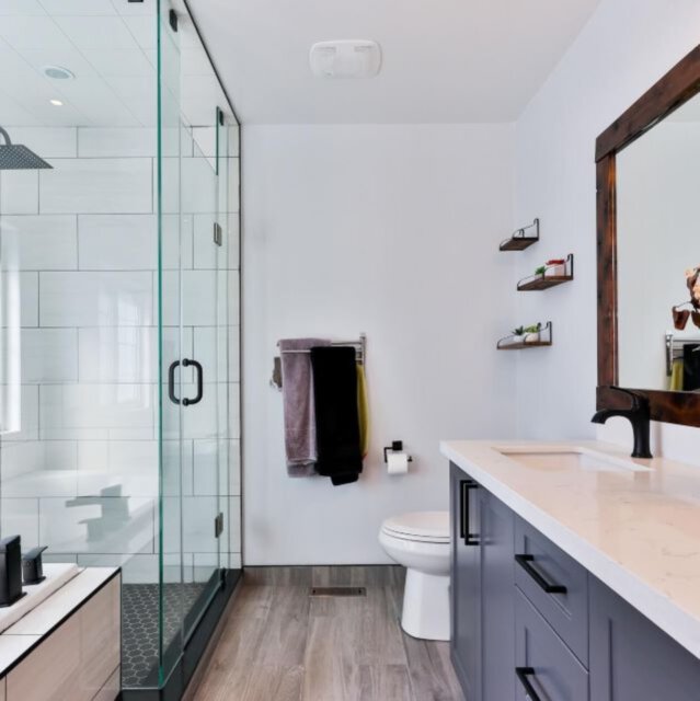 Jak udekorować łazienkę, aby stała się bardziej elegancka i klimatyczna