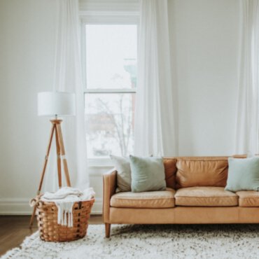 Jak dobrać odpowiednią sofę do koloru ścian?
